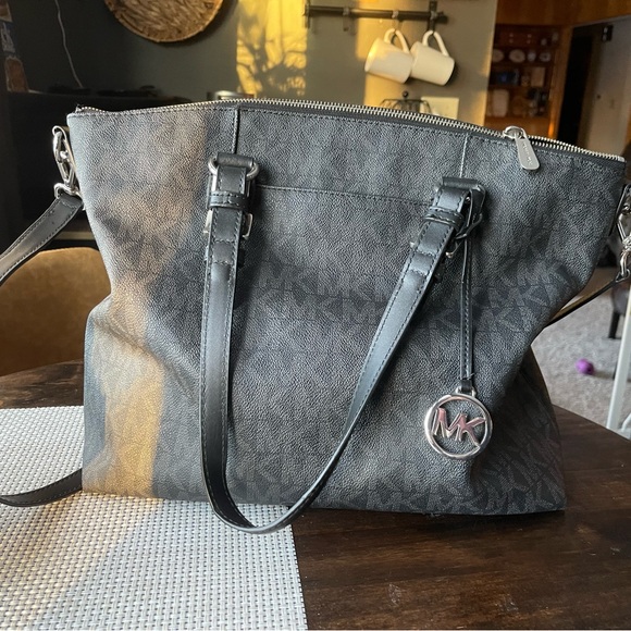 Large MK handbag- good condition - Picture 3 of 6